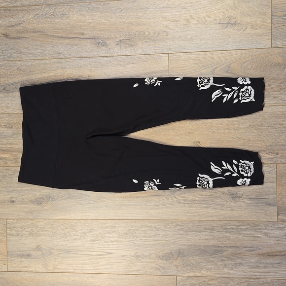 Athleta black floral Elation Eyelet 7/8 tights leggings, size XS - Picture 3 of 11